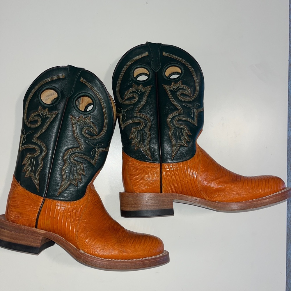 true leather vintage western boots with a unique design a brown and green colour